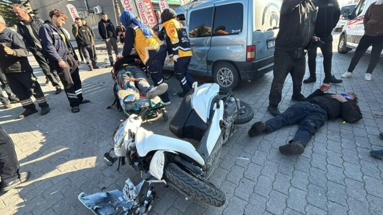 Hafif ticari araç ile motosiklet çarpıştı; 1'i ağır, 2 yaralı