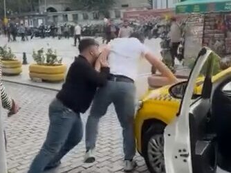 Fatih'te taksicilerin yumruklu 'yolcu alma' kavgası kamerada