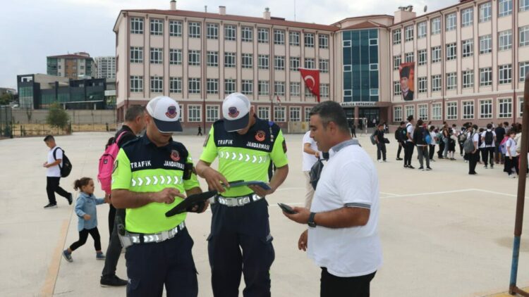 Ankara'da okul çevrelerinde denetim; 19 bin 854 kişi sorgulandı