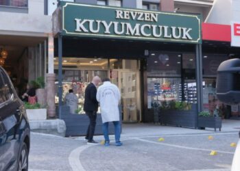 Esenyurt'ta kuyumcuya ateş açtı; silahla tehdit ettiği sürücünün otomobiliyle kaçtı / Geniş haber