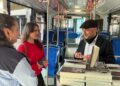 Toplu taşıma aracında yazdığı kitabını trambüste imzaladı