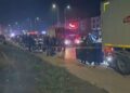 Emniyet şeridinde park halindeki TIR’a çarpan motosikletin sürücüsü öldü