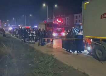 Emniyet şeridinde park halindeki TIR’a çarpan motosikletin sürücüsü öldü