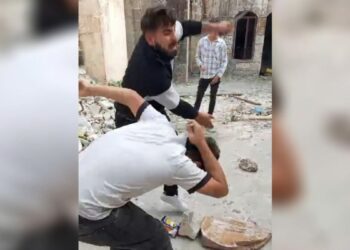 Şanlıurfa’da metruk evde 1 kişi, 4 kişiyi darbetti: O anlar kamerada
