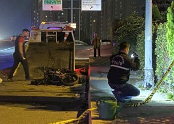 Küçükçekmece'de otomobil ile çarpışan motosikletli öldü; kaza kamerada