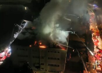 Tuzla’da ayakkabı fabrikasında yangın; ekipler alevlere müdahale ediyor -1