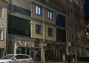 3’üncü kattaki evlerinin balkonundan düşüp, ağır yaralandı