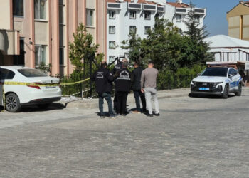 Hakkında uzaklaştırma kararı olan eşi tarafından 8 bıçak darbesiyle öldürüldü