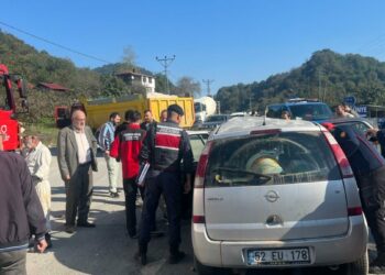 Hafriyat kamyonuna çarpan otomobilin sürücüsü ağır yaralı