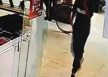 Gazoz içerek girdiği dükkanın vitrinindeki cep telefonunu çalıp kaçtı