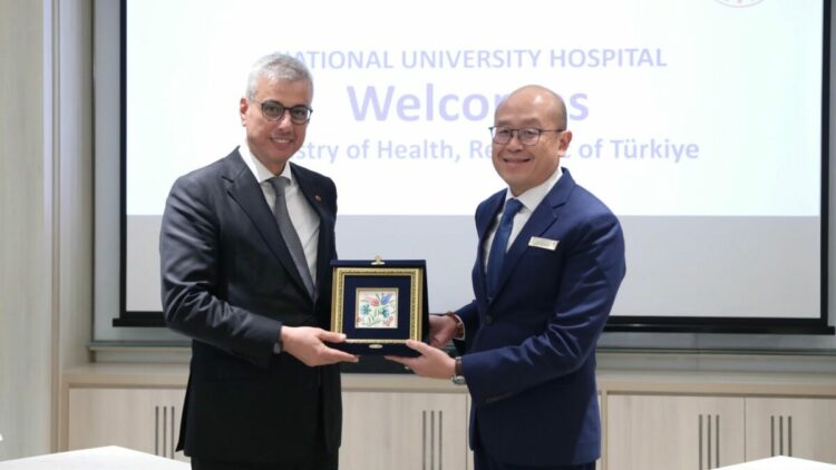 Bakan Memişoğlu, Singapur Ulusal Üniversite Hastanesi'ni ziyaret etti
