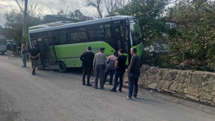 Özel halk otobüsü duvara çarptı: 10 yaralı