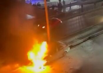 Esenyurt’ta seyir halindeki otomobil alev alev yandı