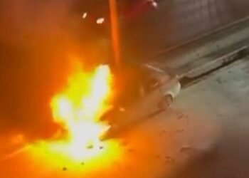 Esenyurt’ta seyir halindeki otomobil alev alev yandı