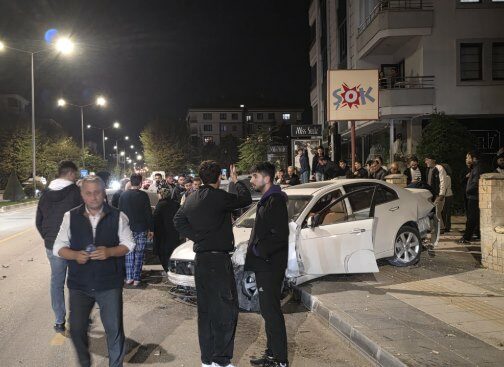 Çorum'da iki otomobil çarpıştı: 4 yaralı