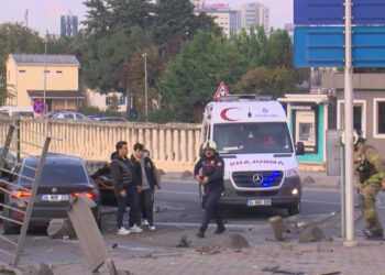 Eyüpsultan’da trafik ışıkları çalışmadı, 2 otomobil çarpıştı: 4 yaralı (Geniş haber- aktüel görüntü)