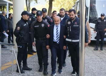 Milas Belediyesi'ne operasyonda Başkan Topuz ve oğlu da dahil 20 şüpheli adliyede