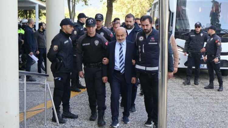 Milas Belediyesi'ne operasyonda Başkan Topuz ve oğlu da dahil 20 şüpheli adliyede
