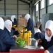 Tarlada kalan meyve ve sebzeler, kadınların elinde yeni nesil turşuya dönüşüyor