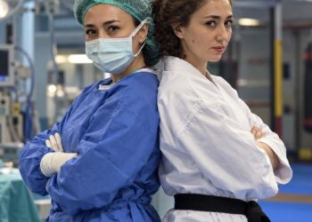 Hastanede şifa dağıtan doktor, minderde madalya için ter döküyor