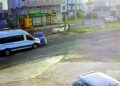 Minibüs ile otomobilin çarpıştığı kaza kamerada; 2 yaralı