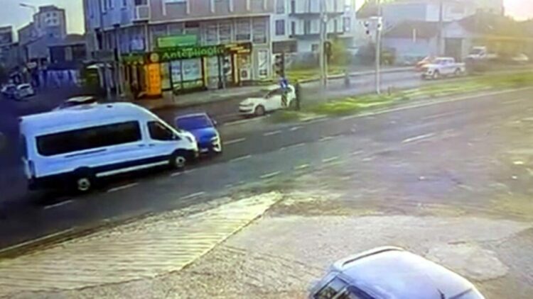 Minibüs ile otomobilin çarpıştığı kaza kamerada; 2 yaralı