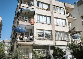 Zemininde çatlak ve çökme meydana gelen binada inceleme sürüyor