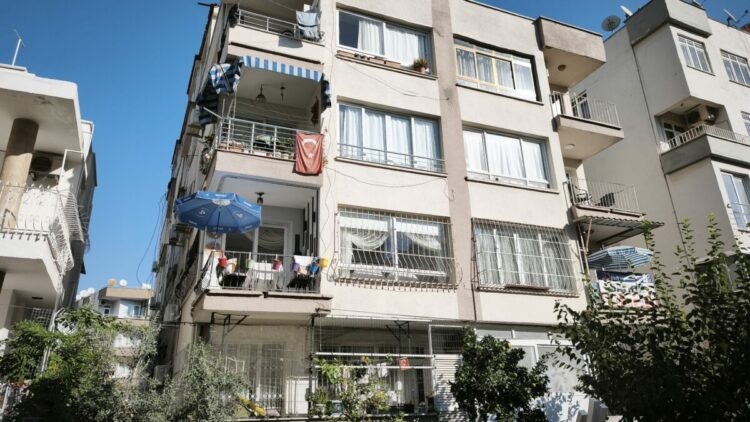 Zemininde çatlak ve çökme meydana gelen binada inceleme sürüyor