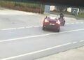 Motosiklet ile otomobilin çarpıştığı kaza kamerada