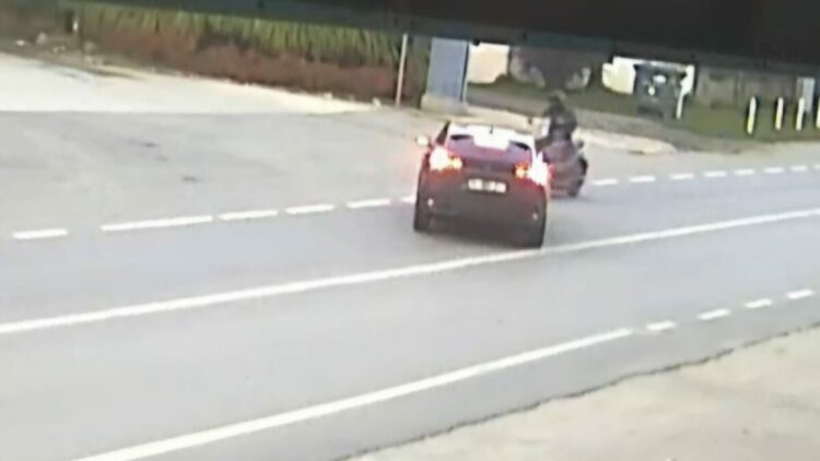 Motosiklet ile otomobilin çarpıştığı kaza kamerada