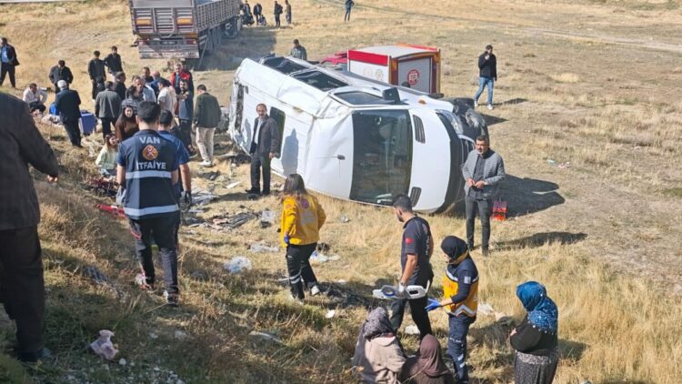 TIR'la yolcu minibüsü çarpıştı; 1'i ağır, 11 yaralı