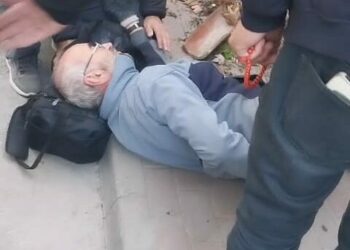 Tamir ettiği çatıdan düşüp yaralandı