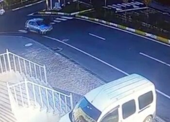 Otomobilin yaya geçidinde 2 öğretmene çarptığı kaza kamerada