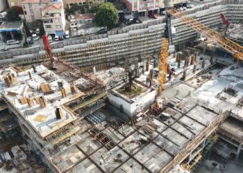 Haliç kıyısındaki inşaatın ortasında kalan tek ağaç havadan görüntülendi