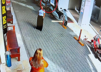 İş hanının dış cephesindeki cam, sokaktaki kadının yanına düştü; o anlar kamerada