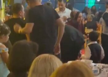 Sahnede rahatsızlanan Hakkı Bulut hastaneye kaldırıldı