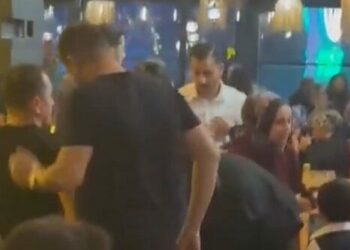 Sahnede rahatsızlanan Hakkı Bulut hastaneye kaldırıldı