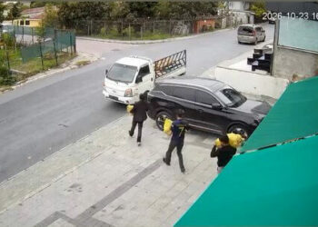 Avcılar’da kamyonetle market önüne gelip 4 çuval patates çaldılar