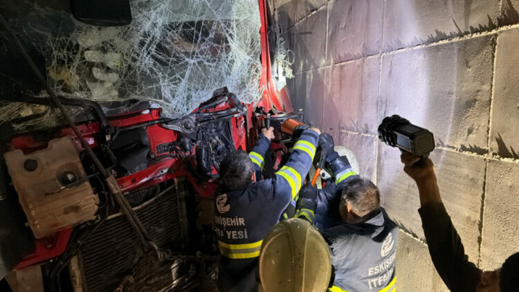 Eskişehir’de TIR duvara çarptı; 2 yaralı