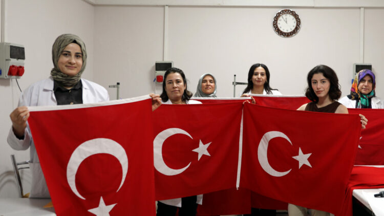 Bayrak sevgisini el emeğiyle yaşatıyorlar