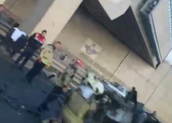 Refüje çarpıp takla atan otomobil alev aldı: 1 ölü
