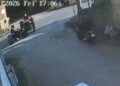 Motosiklet, traktöre ardından durağa çarptı; sürücünün ağır yaralandığı kaza kamerada