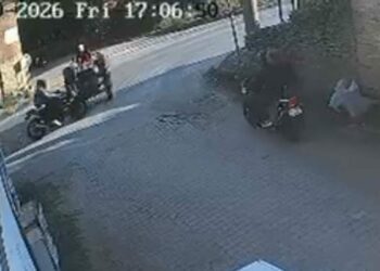 Motosiklet, traktöre ardından durağa çarptı; sürücünün ağır yaralandığı kaza kamerada