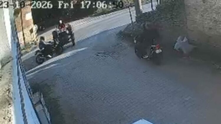 Motosiklet, traktöre ardından durağa çarptı; sürücünün ağır yaralandığı kaza kamerada