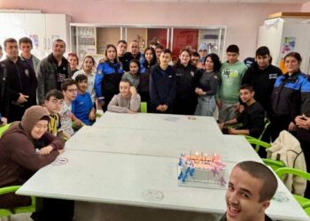 Amasya’da polisten özel gereksinimli öğrencilere doğum günü sürprizi