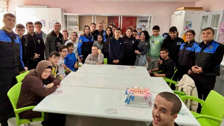 Amasya’da polisten özel gereksinimli öğrencilere doğum günü sürprizi