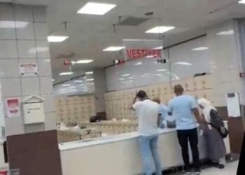 Markete girişte çantaya el koyma uygulamasına belediye tebligatıyla son verildi