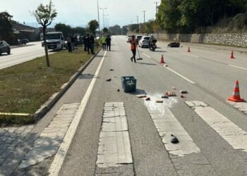Yaya geçidinde otomobilin çarptığı elektrikli bisikletin sürücüsü öldü