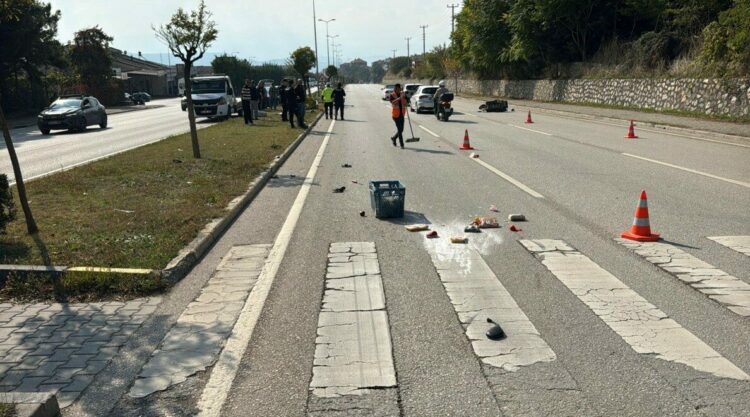 Yaya geçidinde otomobilin çarptığı elektrikli bisikletin sürücüsü öldü