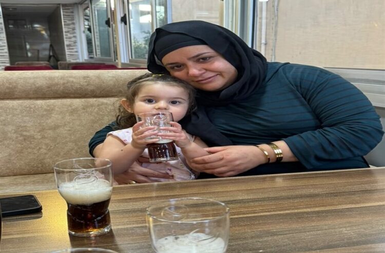 Hatay'da kazada ölen anne ile 4 yaşındaki kızı toprağa verildi